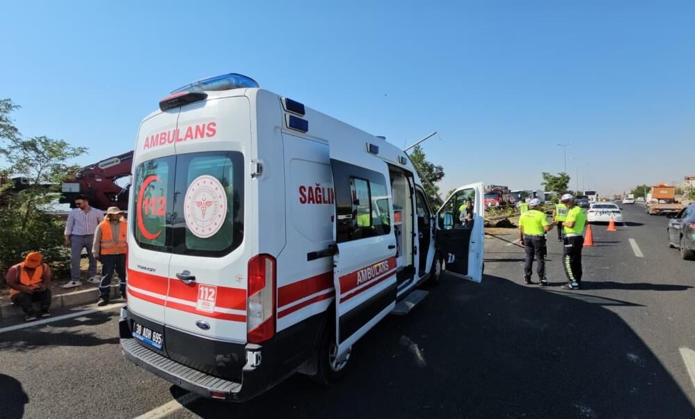 Otobus Kontrolden Cikti Devrildi Cok Sayida Yarali Hastaneye Kaldirildi (5)