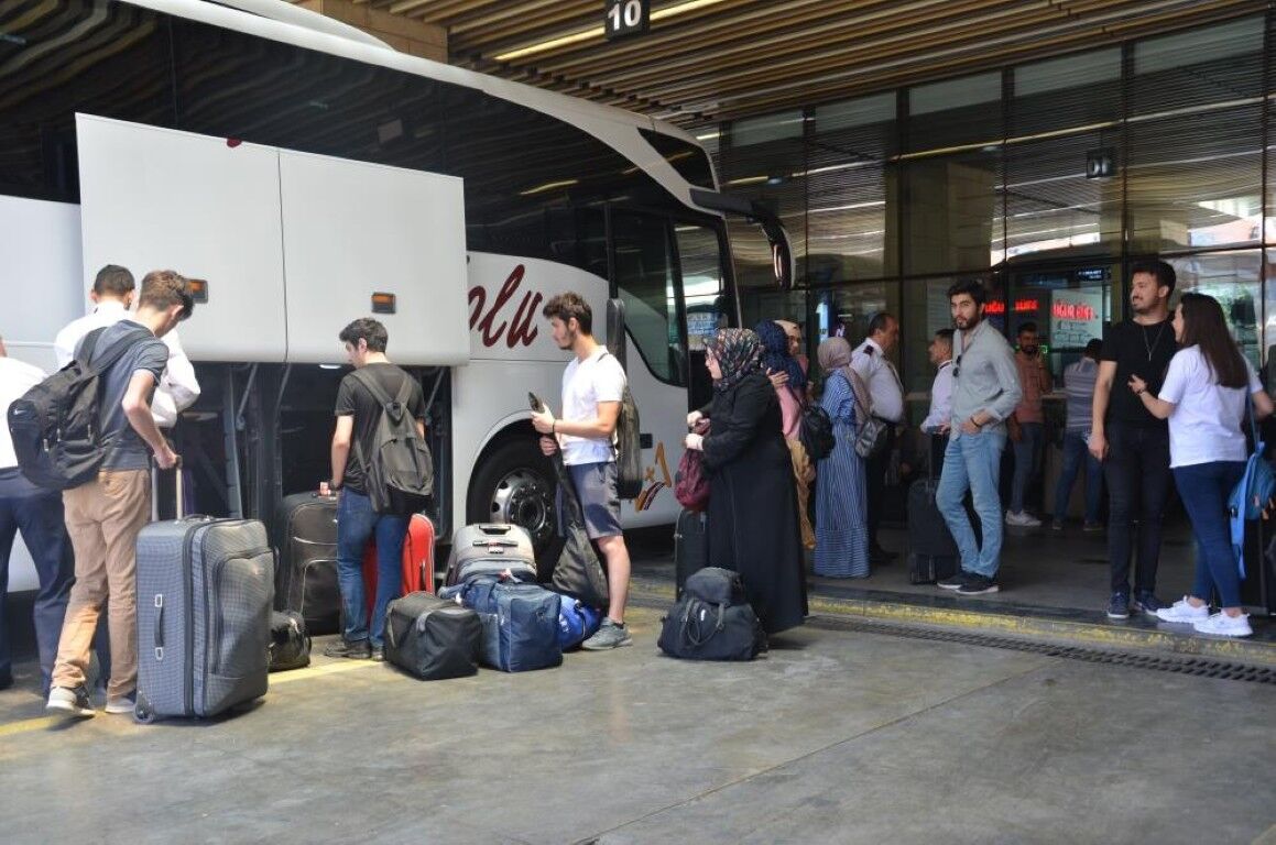Otobus Yolculuklarinda Bir Devir Sona Eriyor Bir Zamanlar Dondurma Ikramdi Simdi Kek B (2) (Orta)