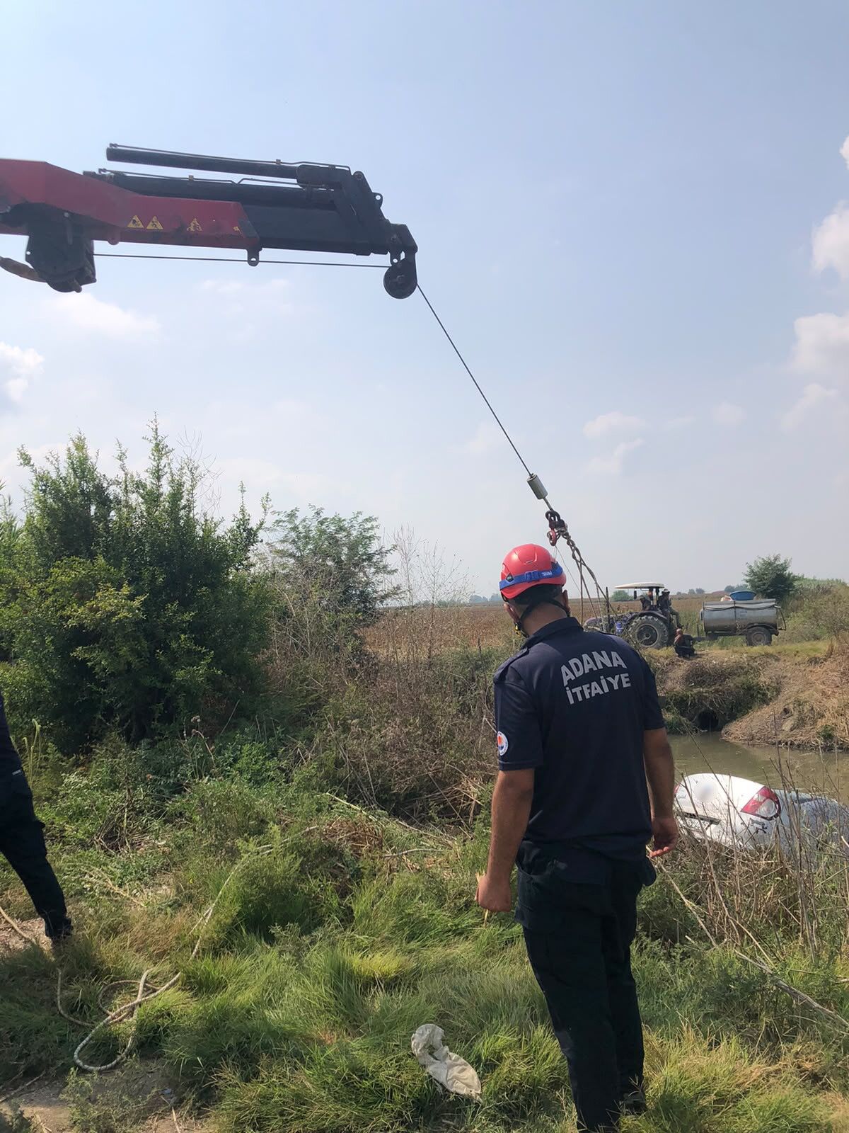 Otomobil Dereye Uctu Surucu Aractan Cikip Yuzerek Kiyiya Ulasti (2)