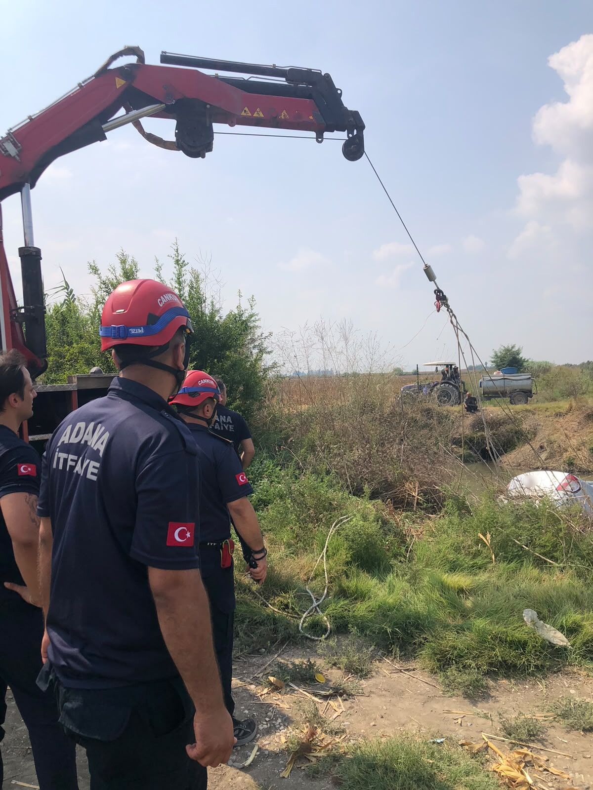 Otomobil Dereye Uctu Surucu Aractan Cikip Yuzerek Kiyiya Ulasti (4)