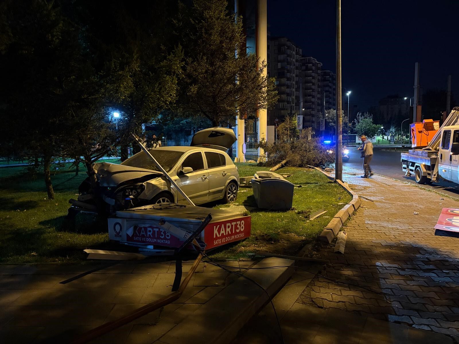 Otomobil Kontrolden Cikti Park Savas Alanina Dondu Agaci Ikiye Boldu (2)