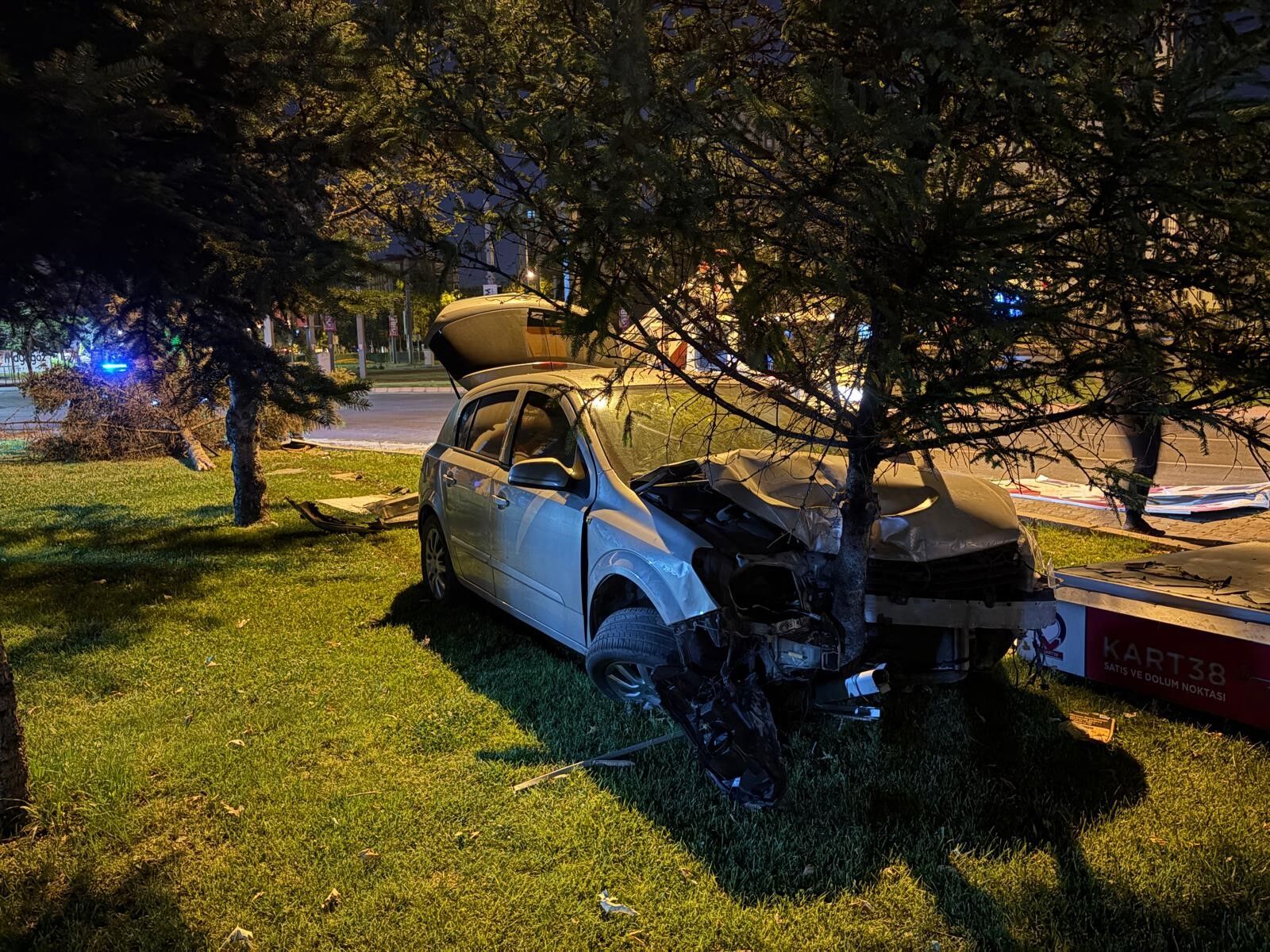 Otomobil Kontrolden Cikti Park Savas Alanina Dondu Agaci Ikiye Boldu (3)