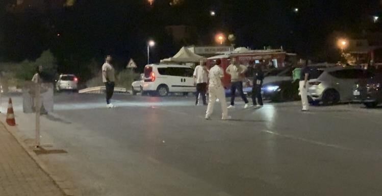 Pes Dedirten Goruntu Islek Caddenin Ortasinda Top Oynadilar (2)