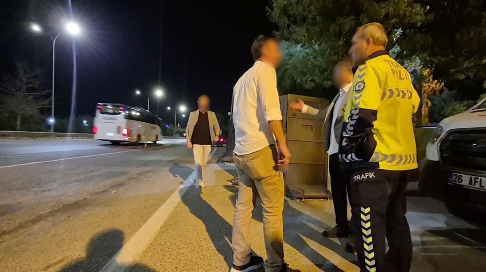 Pes Dedirten Olay Alkollu Surucunun Aracini Almaya Gelen Yakini Da Alkollu Cikti (2)