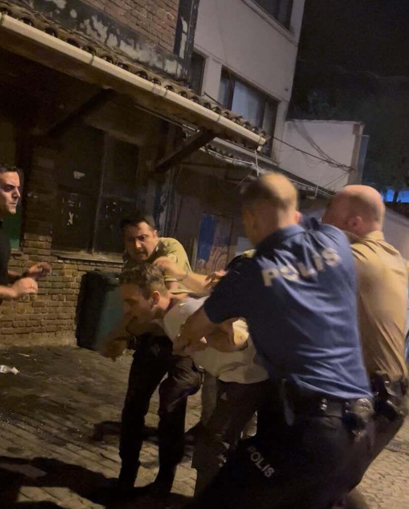 Polisin Gozu Onunde Birbirlerine Saldirdilar Biber Gaziyla Etkisiz Hale Getirildiler (2)