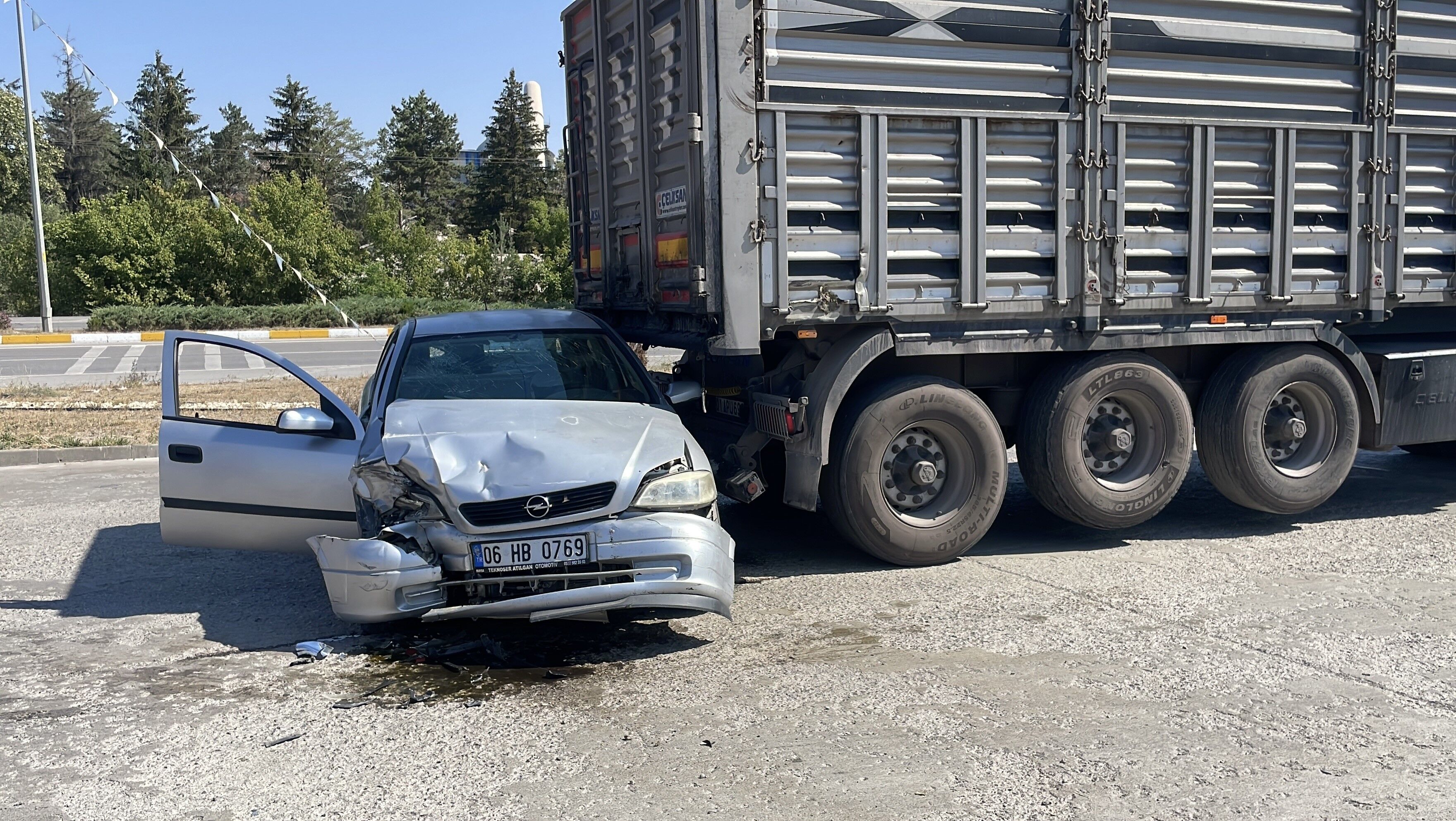Polisten Kaçışı Faciayla Bitti Otomobil Park Halindeki Tırın Altına Girdi (2)