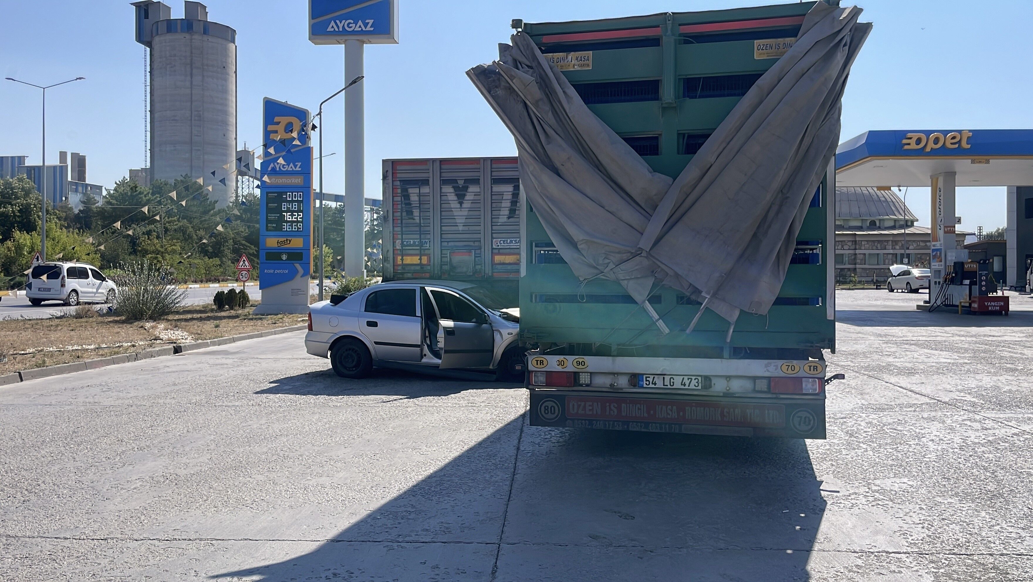Polisten Kaçışı Faciayla Bitti Otomobil Park Halindeki Tırın Altına Girdi (3)