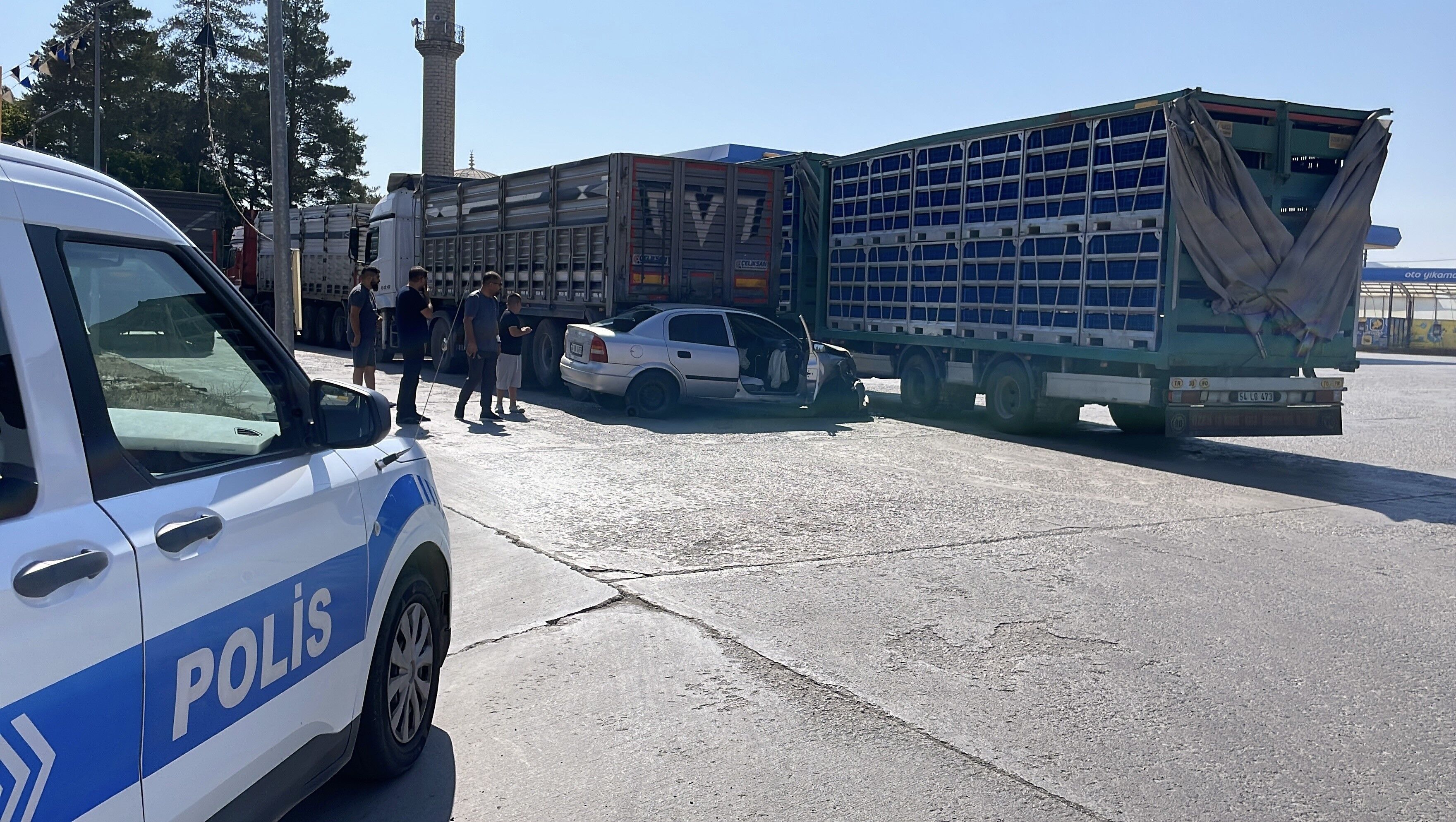 Polisten Kaçışı Faciayla Bitti Otomobil Park Halindeki Tırın Altına Girdi (5)