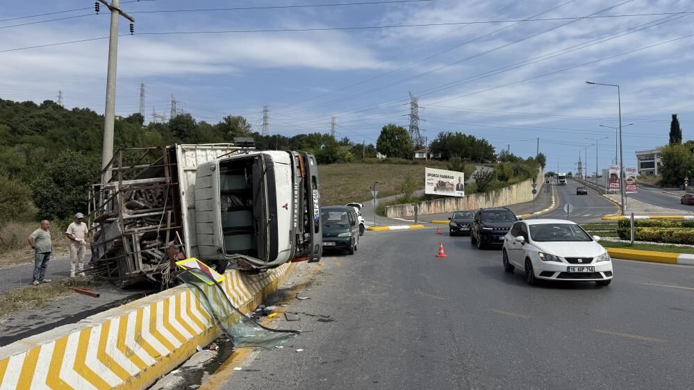 Rampadan Inerken Kontrolden Cikti Insaat Malzemesi Yuklu Kamyon Yan Yatti (2)