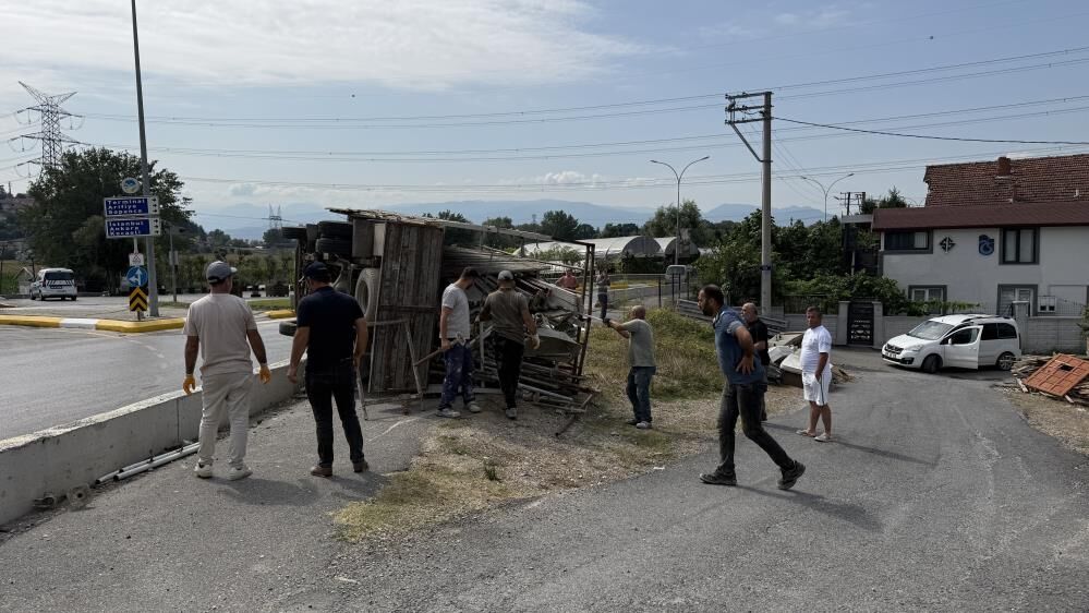Rampadan Inerken Kontrolden Cikti Insaat Malzemesi Yuklu Kamyon Yan Yatti (3)