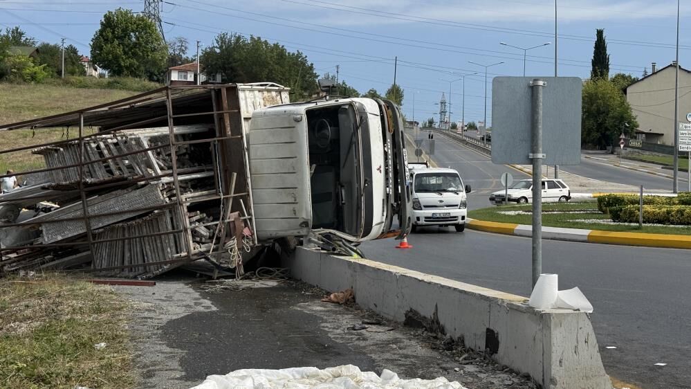 Rampadan Inerken Kontrolden Cikti Insaat Malzemesi Yuklu Kamyon Yan Yatti (4)