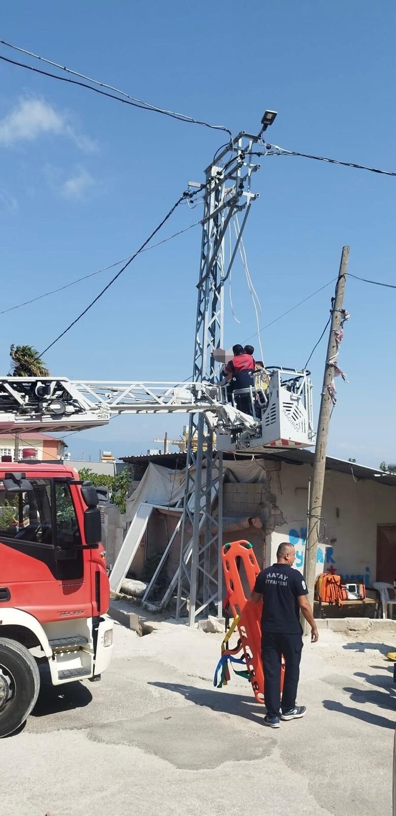 Sabah Saatlerinde Dehşete Düşüren Manzara! Elektrik Direğinde Asılı Halde Bulundu (3)