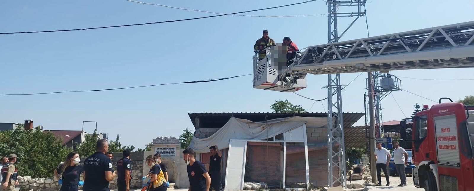 Sabah Saatlerinde Dehşete Düşüren Manzara! Elektrik Direğinde Asılı Halde Bulundu (4)