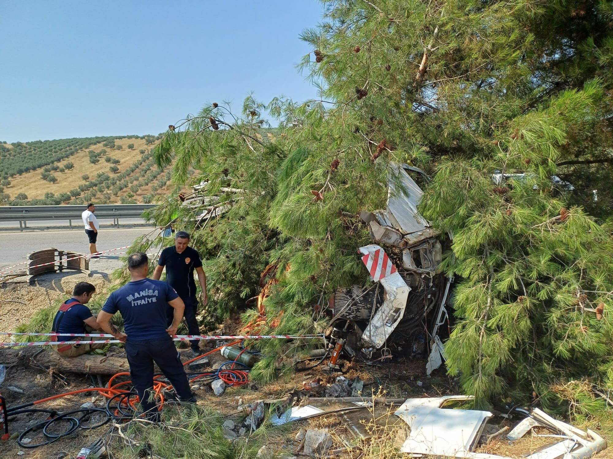 Salihli'de Yolcu Otobüsü Tıra Çarptı! 1 Ölü Çok Sayıda Yaralı (2)