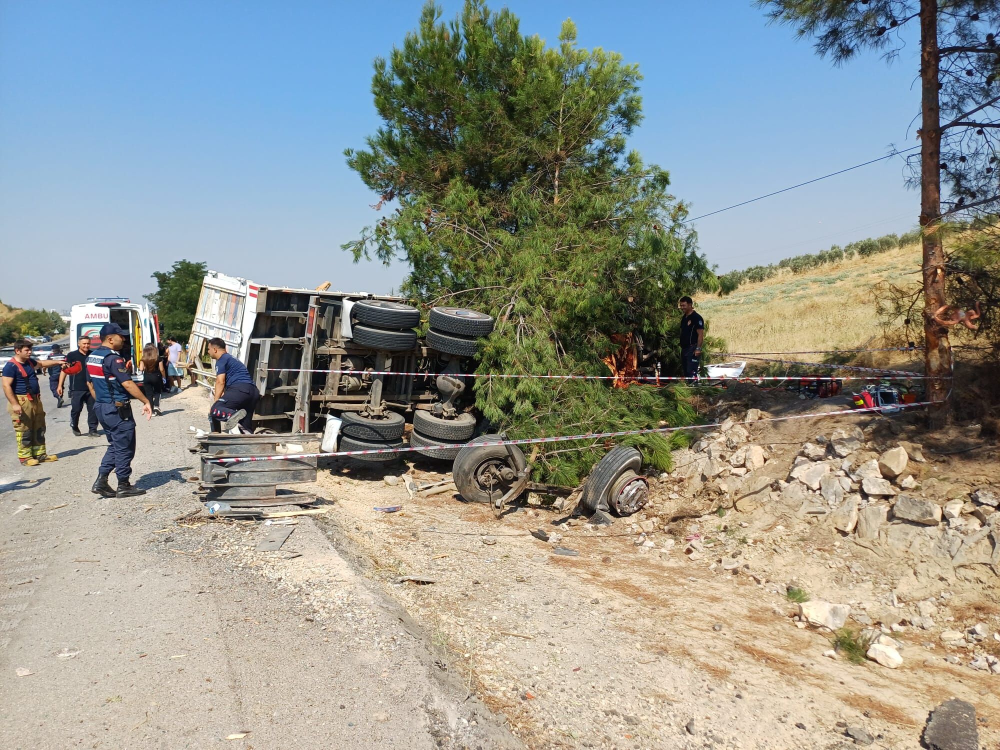 Salihli'de Yolcu Otobüsü Tıra Çarptı! 1 Ölü Çok Sayıda Yaralı (3)