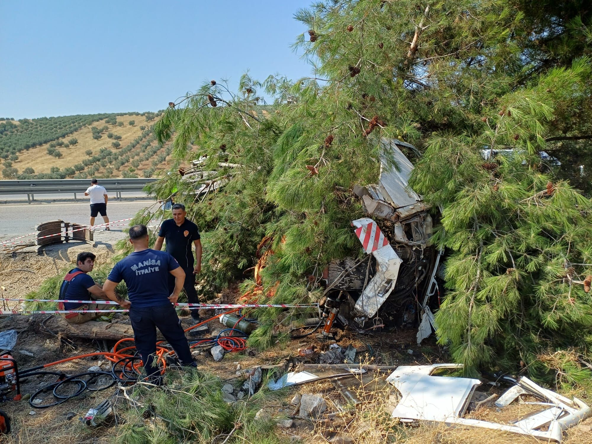 Salihli'de Yolcu Otobüsü Tıra Çarptı! 1 Ölü Çok Sayıda Yaralı (4)
