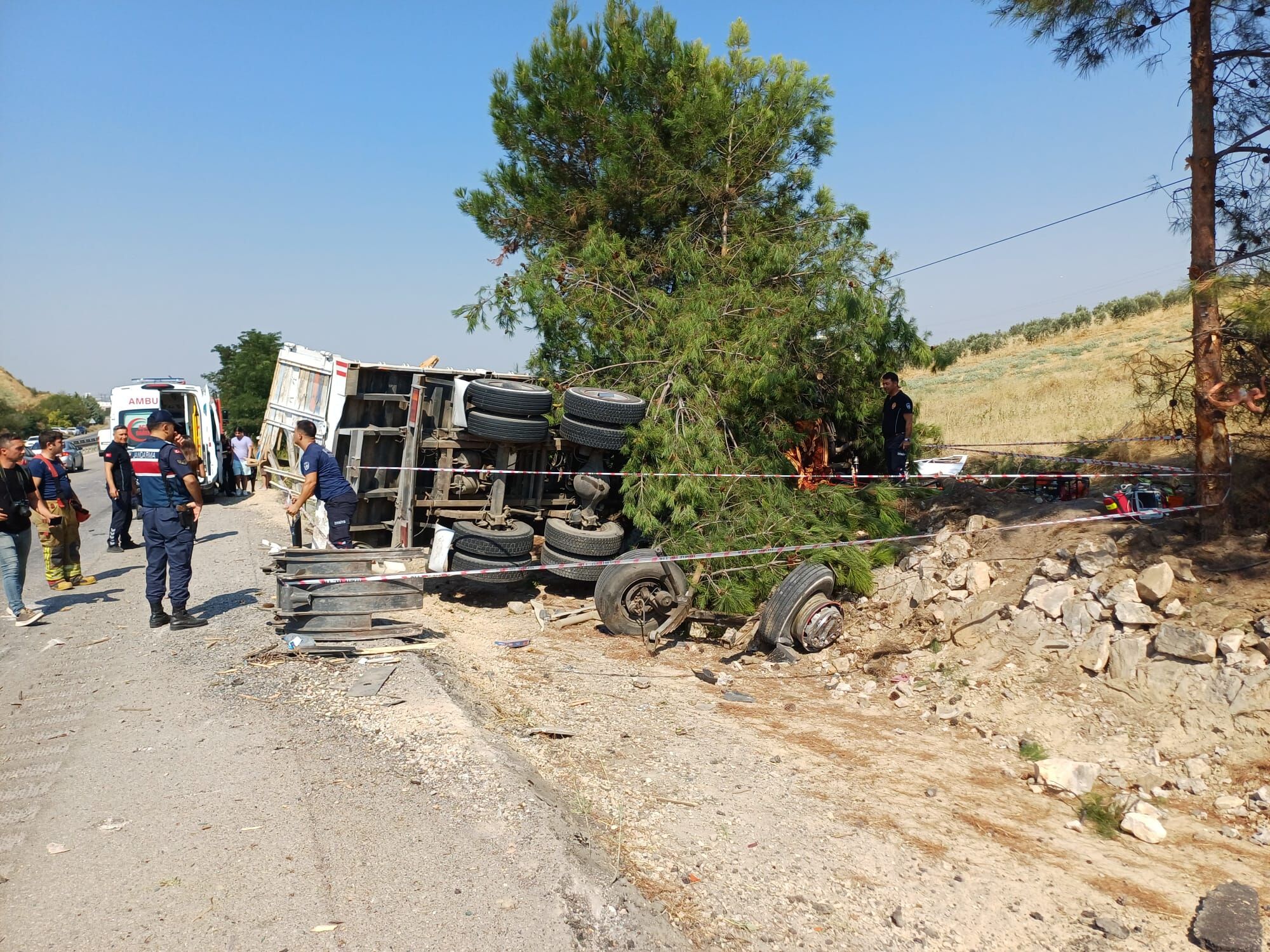 Salihli'de Yolcu Otobüsü Tıra Çarptı! 1 Ölü Çok Sayıda Yaralı (7)