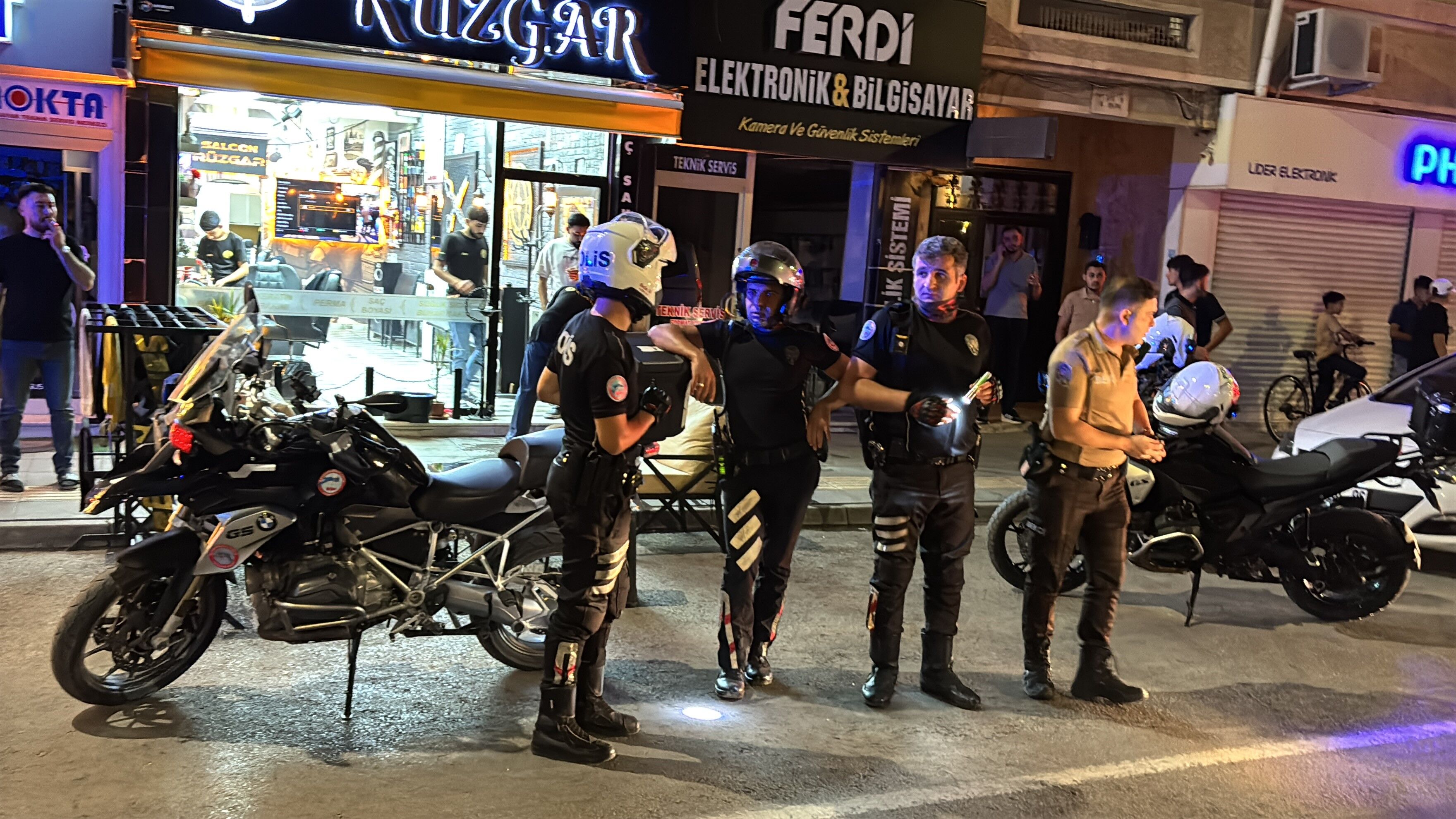 Şaşkına Çeviren Olay! Bıçaklandı, Yol Ortasında Soyunup Polise Direndi (3)