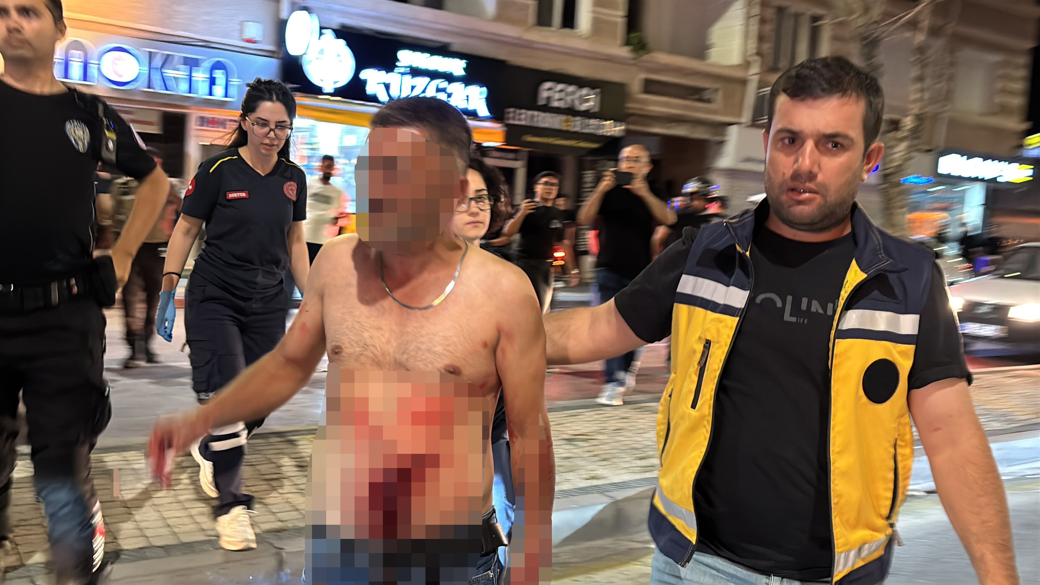 Şaşkına Çeviren Olay! Bıçaklandı, Yol Ortasında Soyunup Polise Direndi (4)