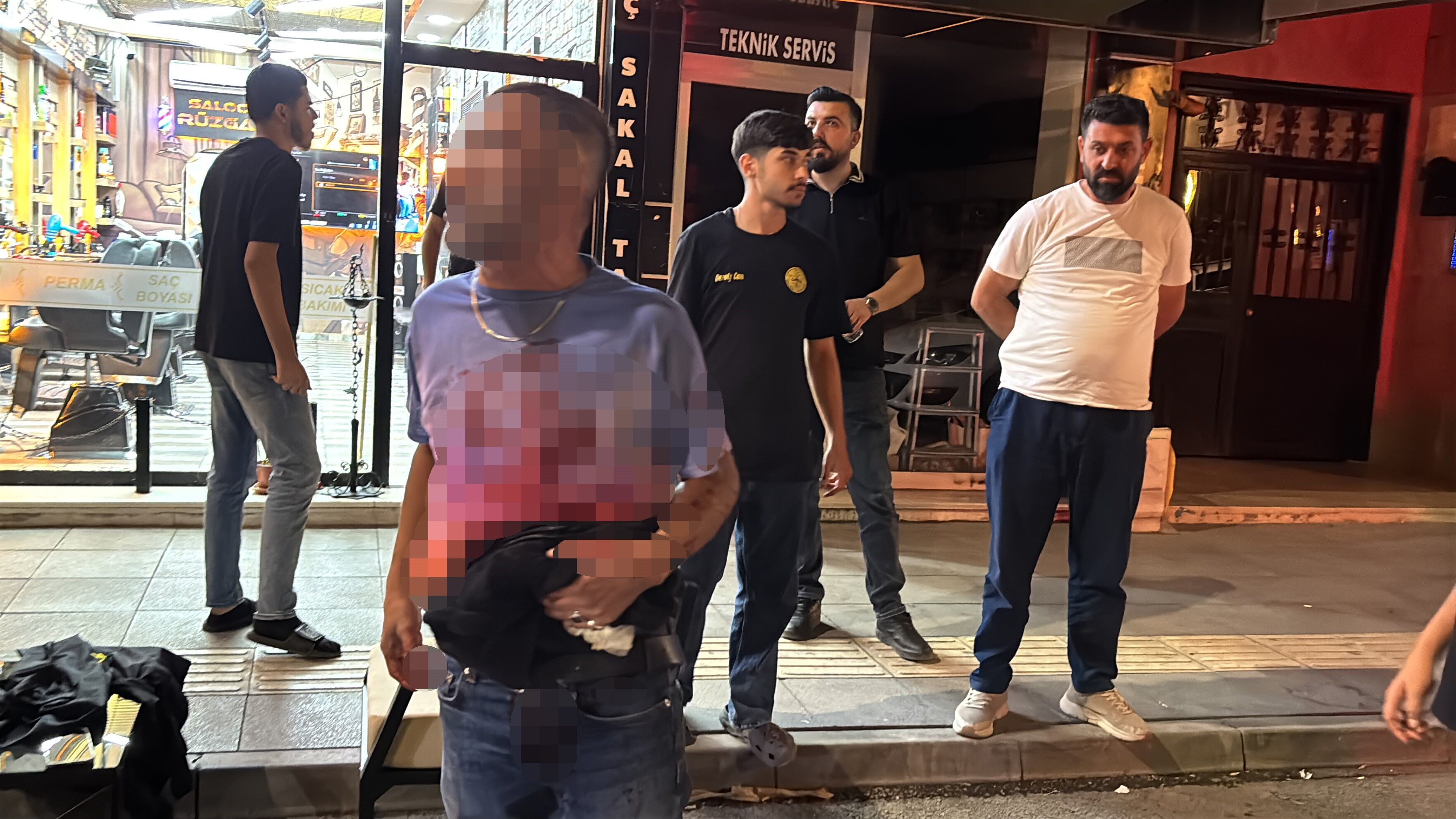 Şaşkına Çeviren Olay! Bıçaklandı, Yol Ortasında Soyunup Polise Direndi (5)