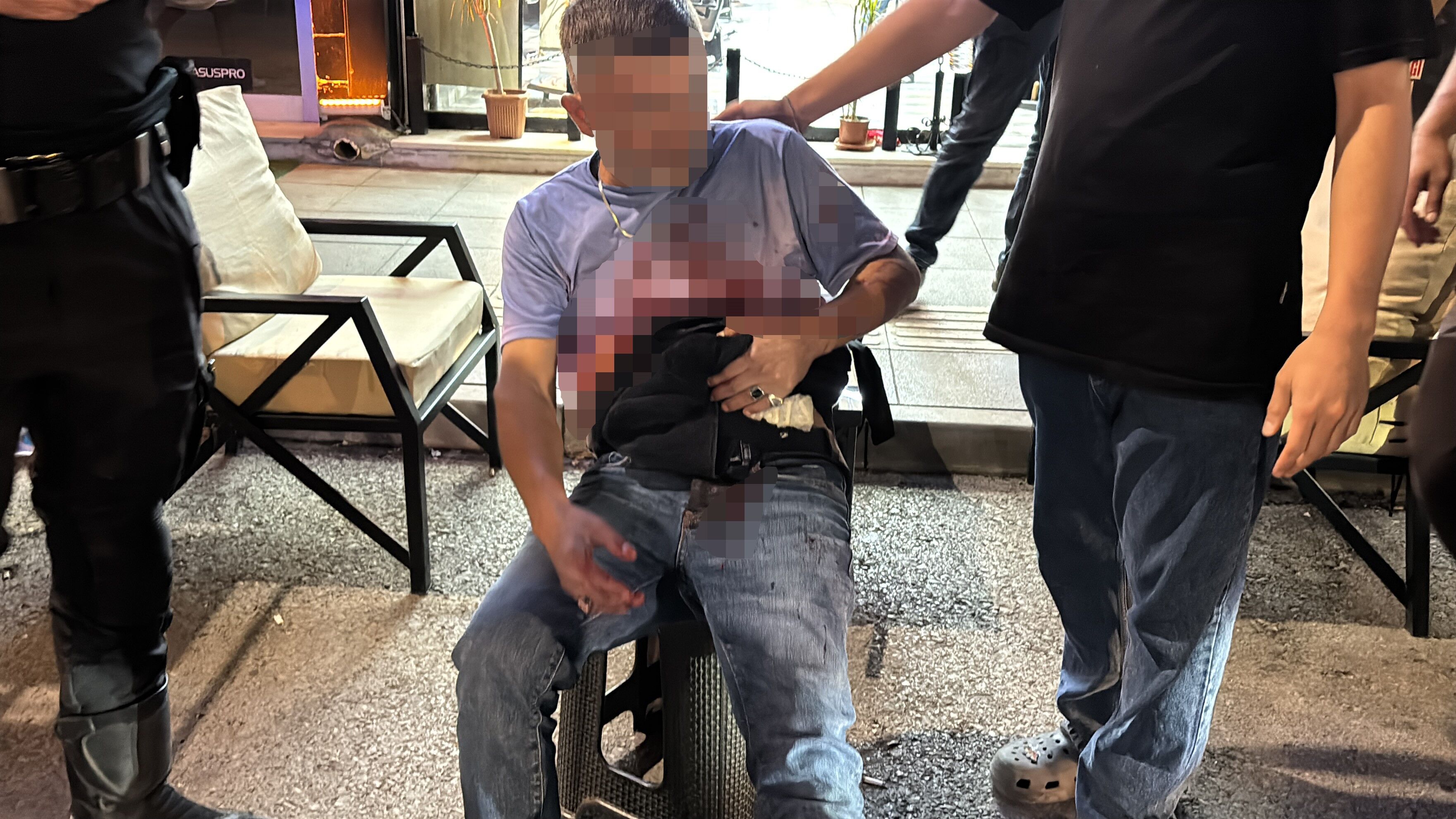 Şaşkına Çeviren Olay! Bıçaklandı, Yol Ortasında Soyunup Polise Direndi (6)