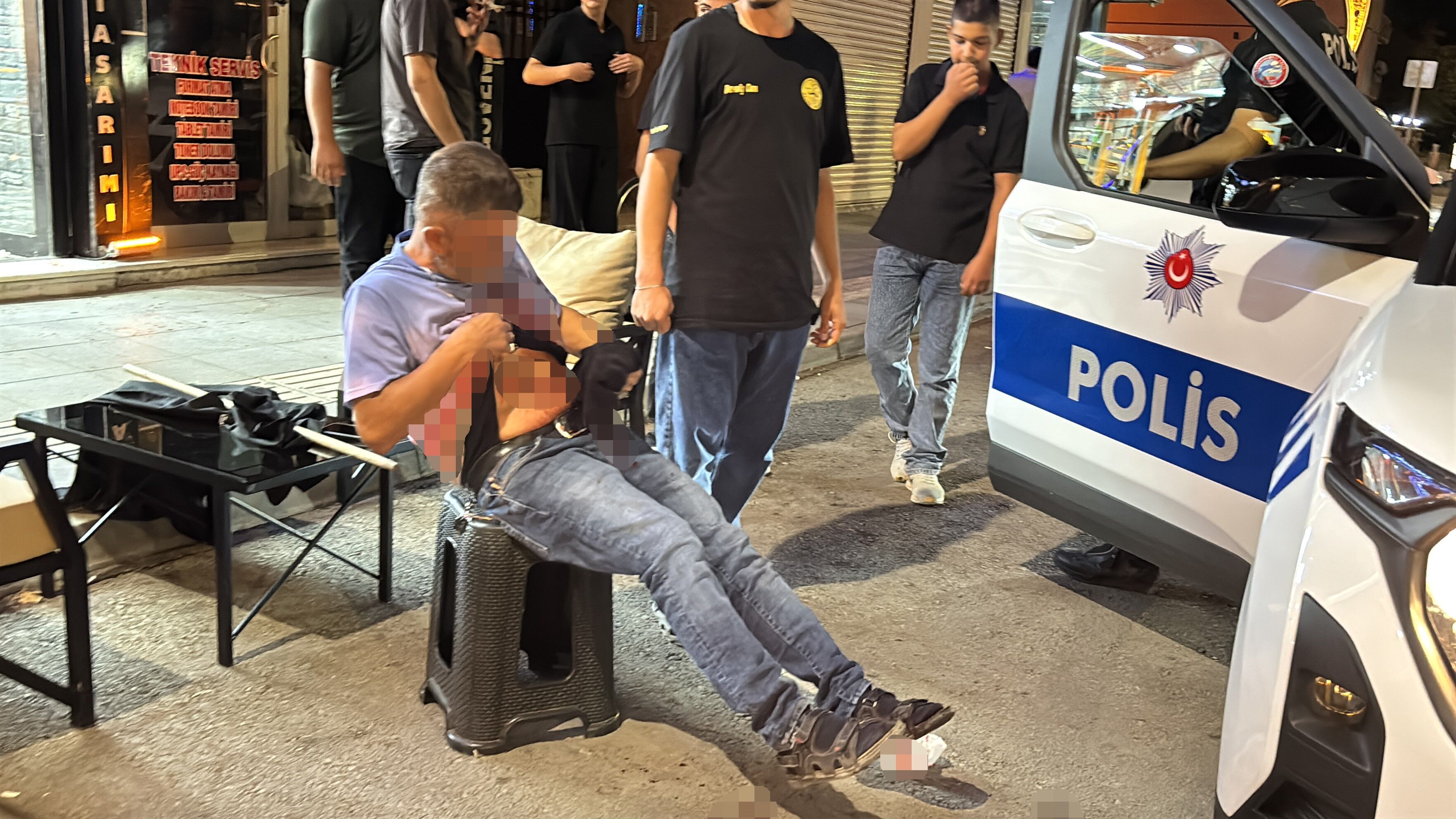 Şaşkına Çeviren Olay! Bıçaklandı, Yol Ortasında Soyunup Polise Direndi (7)
