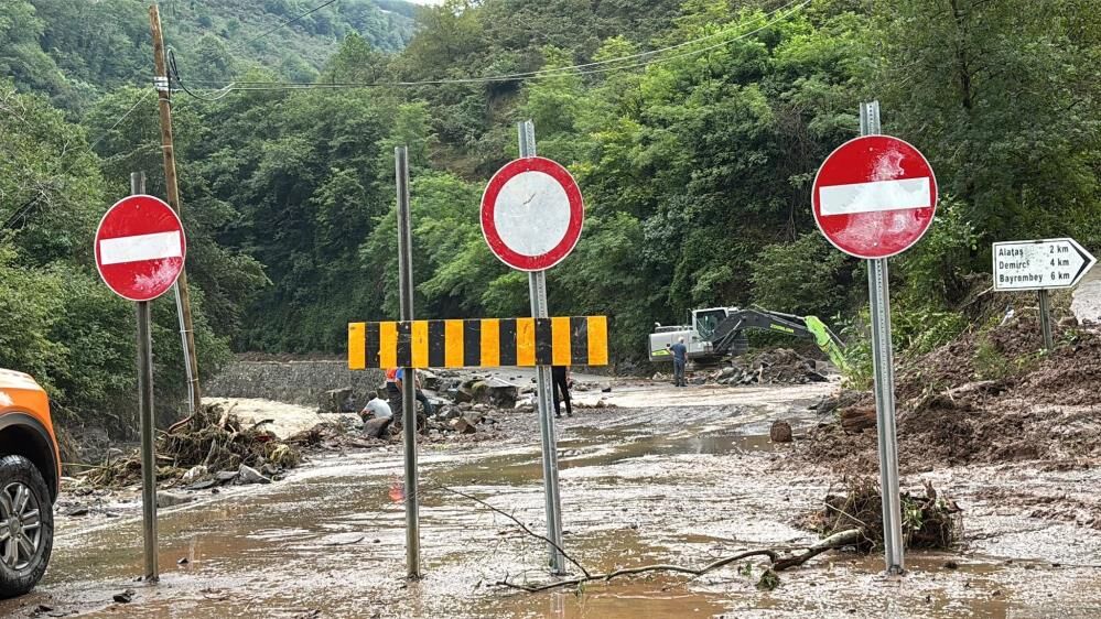 Sel Sularina Kapilan Dayi Ve Yegenden Haber Yok Araclari Dere Icinde Bulundu (3)