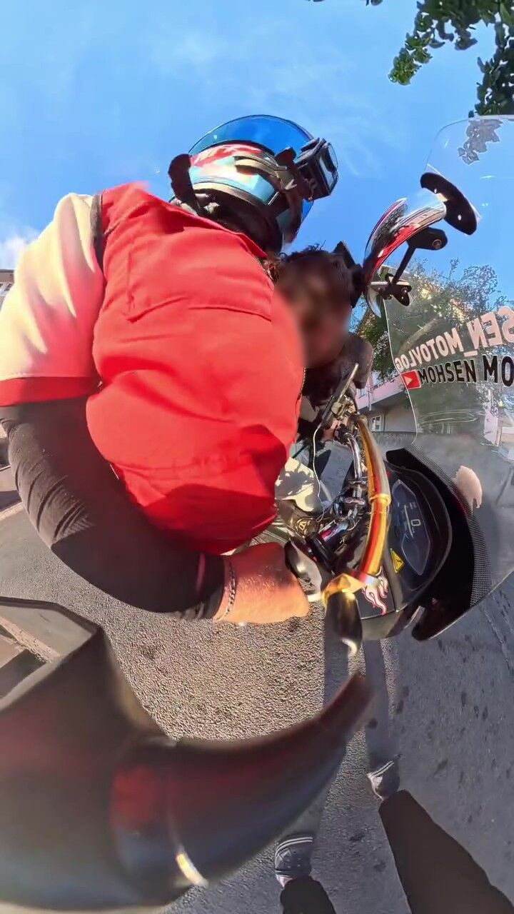 Seni Gebertirim Diyerek Motokuryeye Saldirdi O Anlar Kask Kamerasinda (2)