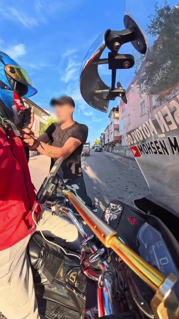 Seni Gebertirim Diyerek Motokuryeye Saldirdi O Anlar Kask Kamerasinda (4)