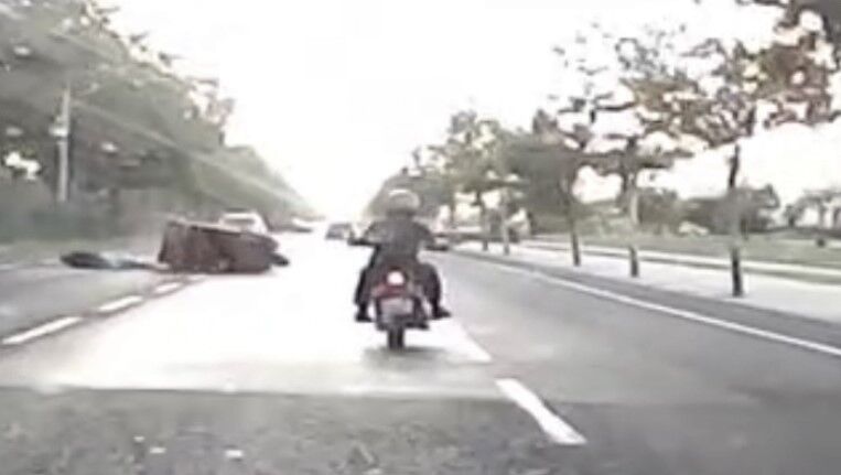 Serit Degistirmek Istedi Otomobille Carpisti Feci Kaza Kamerada (1)-1