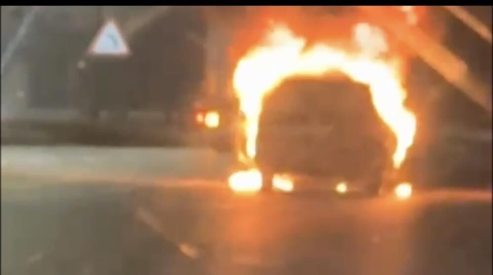 Seyir Halindeki Otomobil Bir Anda Alev Topuna Dondu O Anlar Kamerada (2)