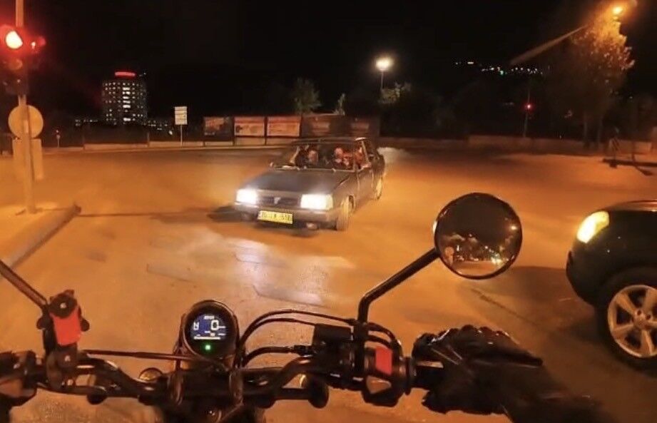 Ters Şeritten Gelen Otomobil Dehşet Saçtı! Motosikletli Son Anda Kurtuldu (2)