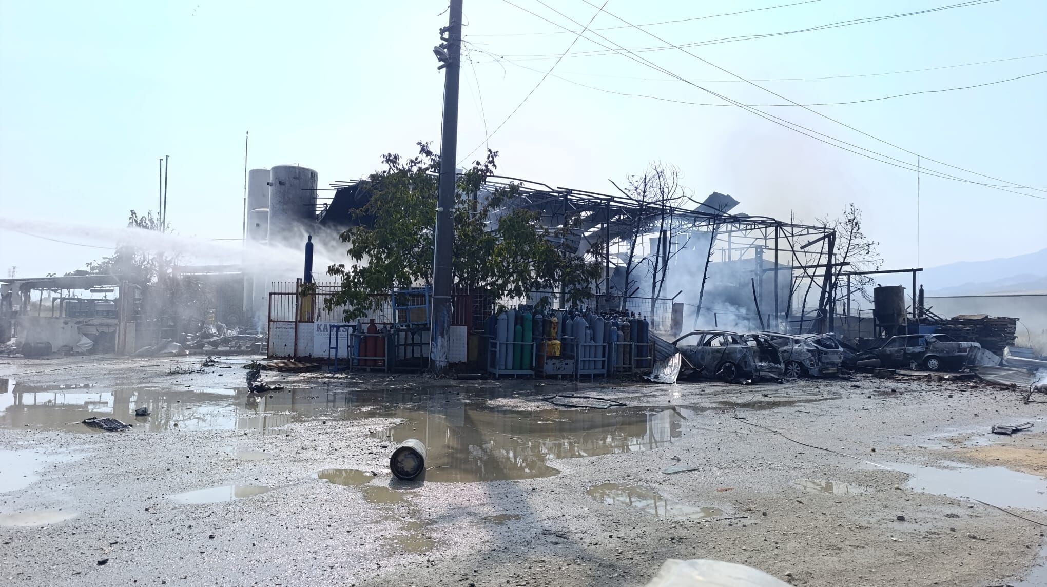Tesiste Yangın Söndürme Çalışmaları Devam Ediyor-2