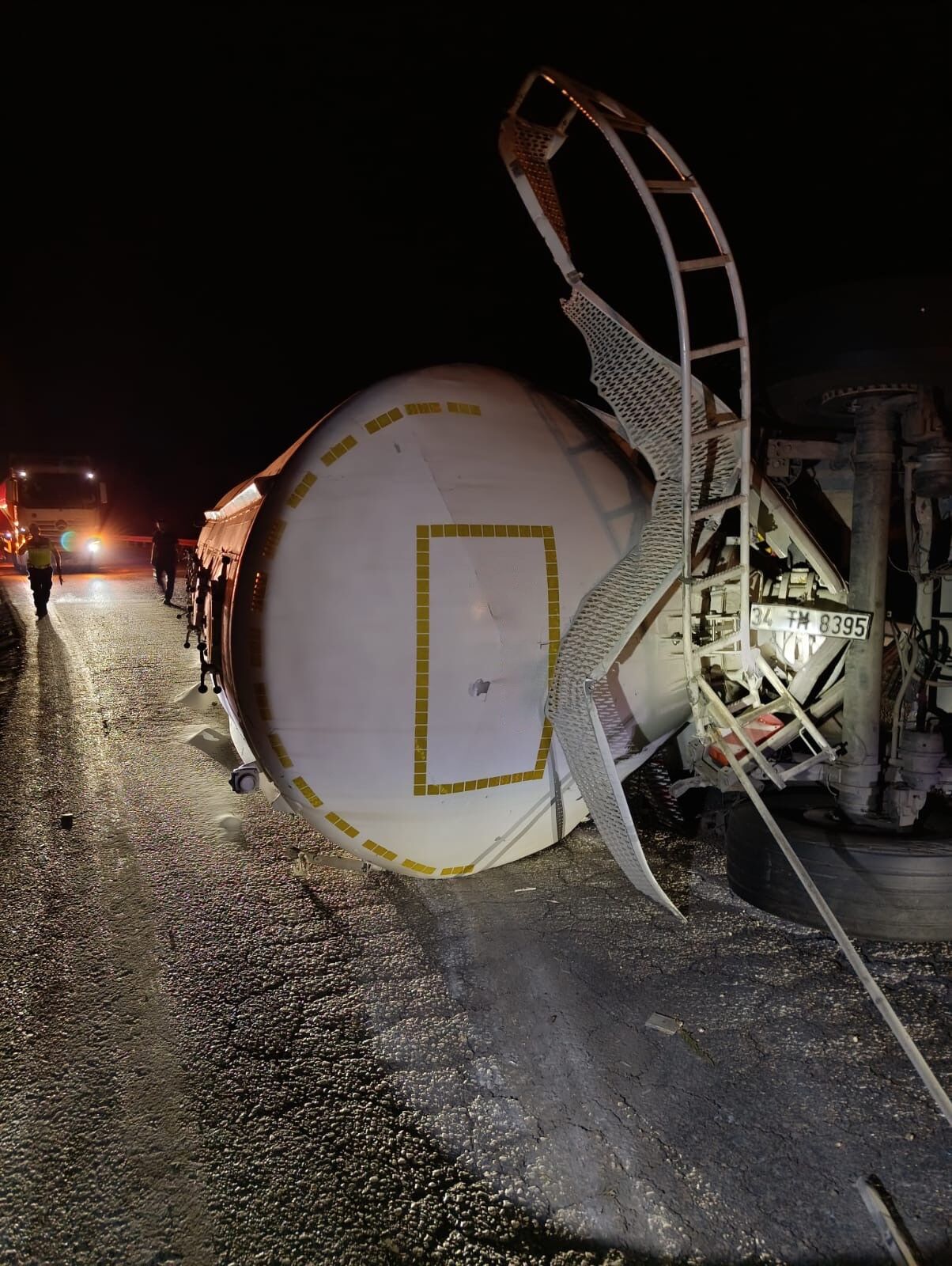 Tir Devrildi Kara Yolu Ulasima Kapandi Kilometrelerce Arac Kuyrugu Olustu (4)