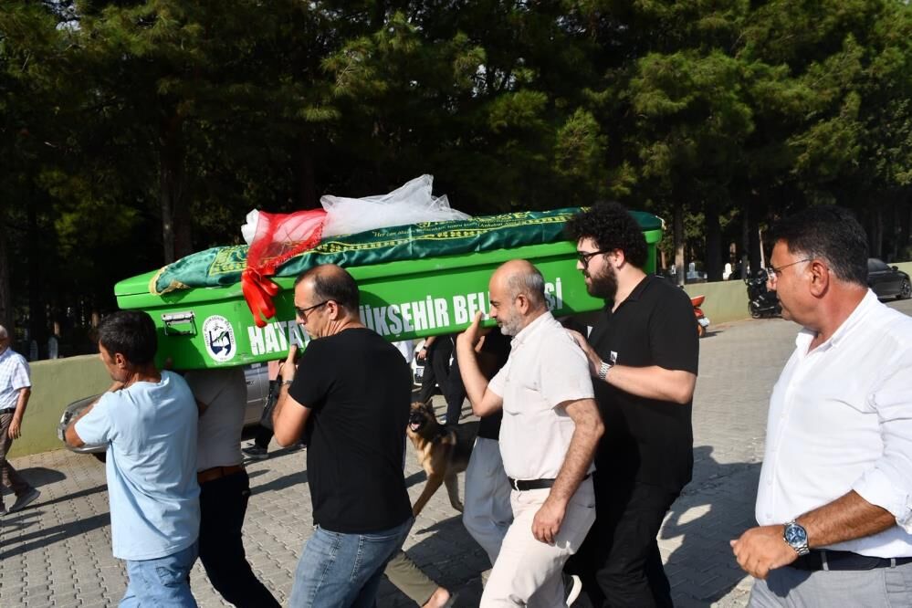 Tirin Altina Giren Otomobilde Can Vermisti Ecem Gelinligiyle Son Yolculuguna Ugurlandi (3)