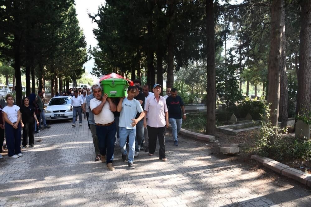 Tirin Altina Giren Otomobilde Can Vermisti Ecem Gelinligiyle Son Yolculuguna Ugurlandi (4)