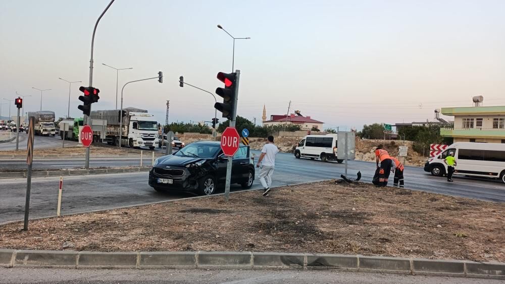 Trafik Isiklarinda Feci Kaza Polis Araci Takla Atti 2 Yarali (3)