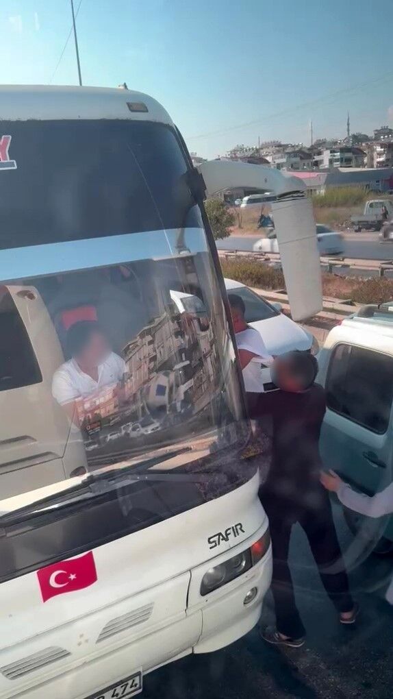 Trafikte Korku Dolu Anlar! Olay Anı Saniye Saniye Kamerada (2)