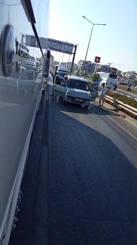 Trafikte Korku Dolu Anlar! Olay Anı Saniye Saniye Kamerada (3)