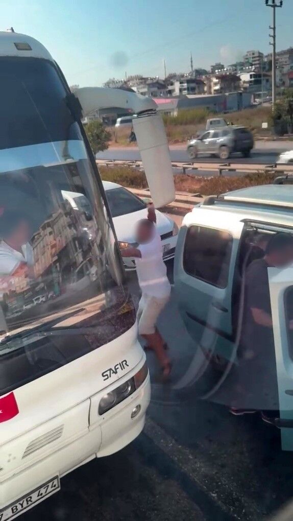 Trafikte Korku Dolu Anlar! Olay Anı Saniye Saniye Kamerada (5)