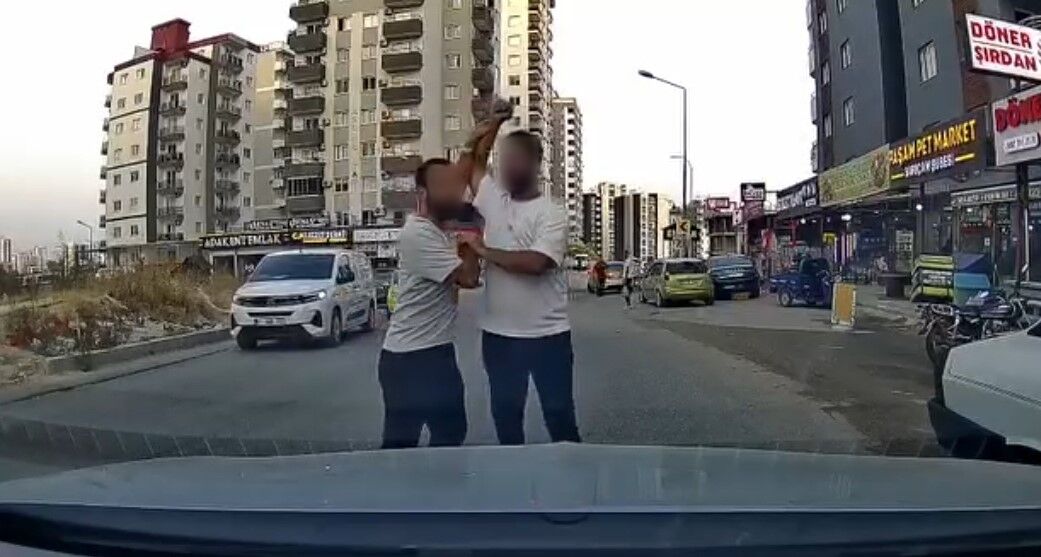 Trafikte Yol Verme Kavgasi Kamerada Once Darbetti Sonra Testere Cikardi (2)