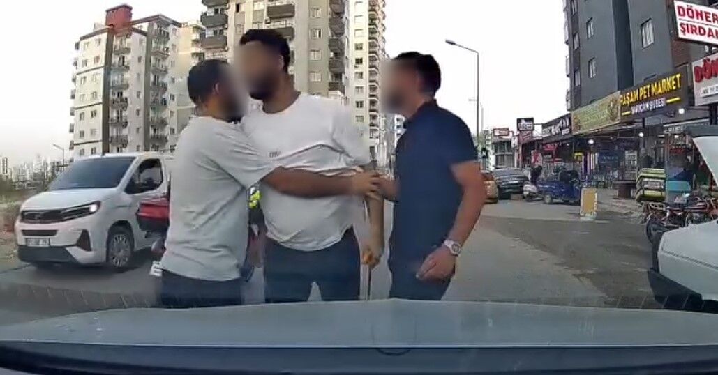 Trafikte Yol Verme Kavgasi Kamerada Once Darbetti Sonra Testere Cikardi (3)