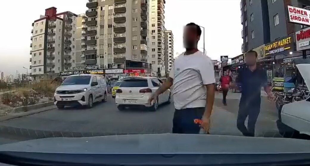 Trafikte Yol Verme Kavgasi Kamerada Once Darbetti Sonra Testere Cikardi (4)