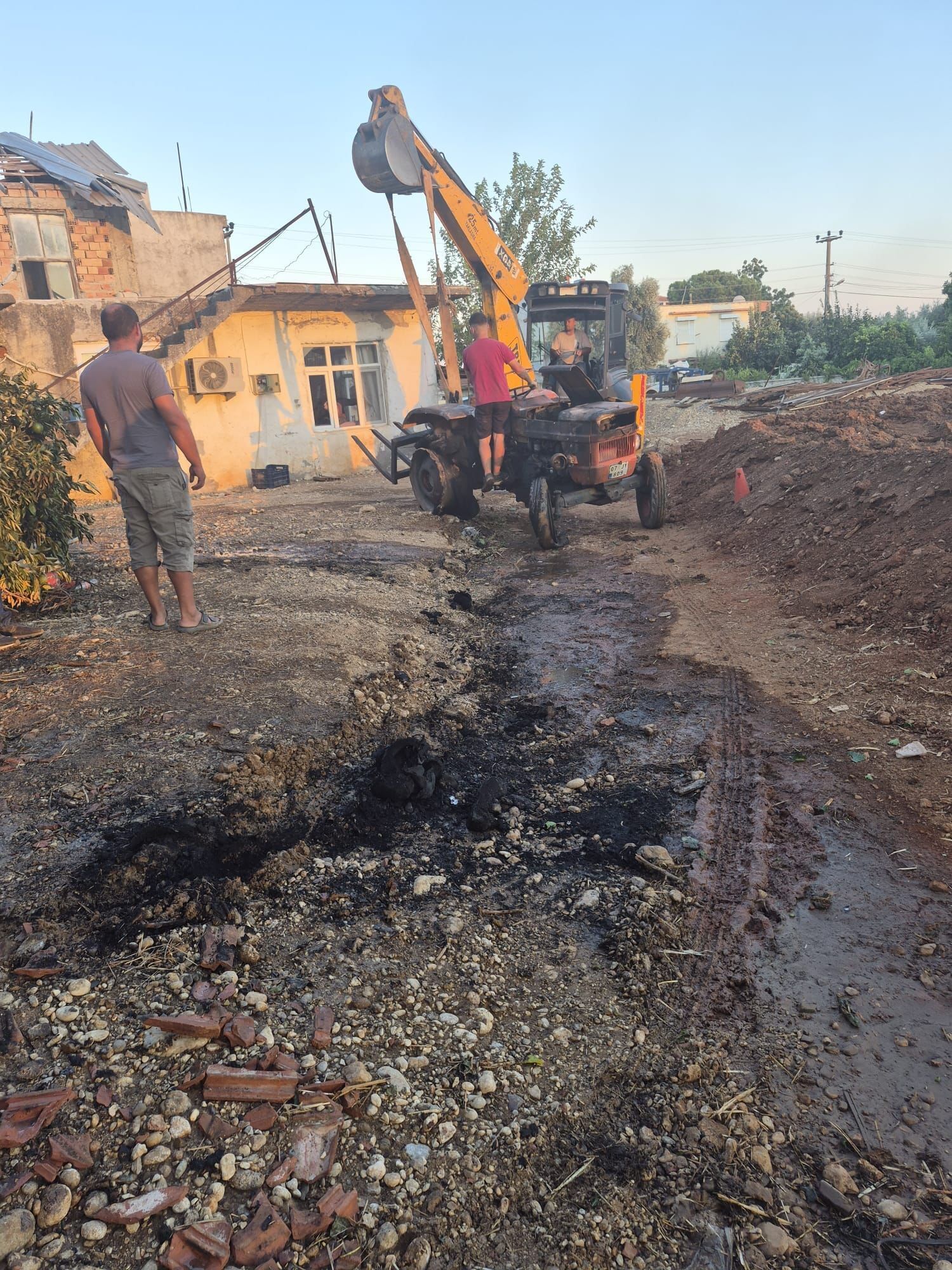 Traktor Bir Anda Alev Topuna Dondu Surucusuz Halde Hareket Ettigi Anlar Kamerada (3)
