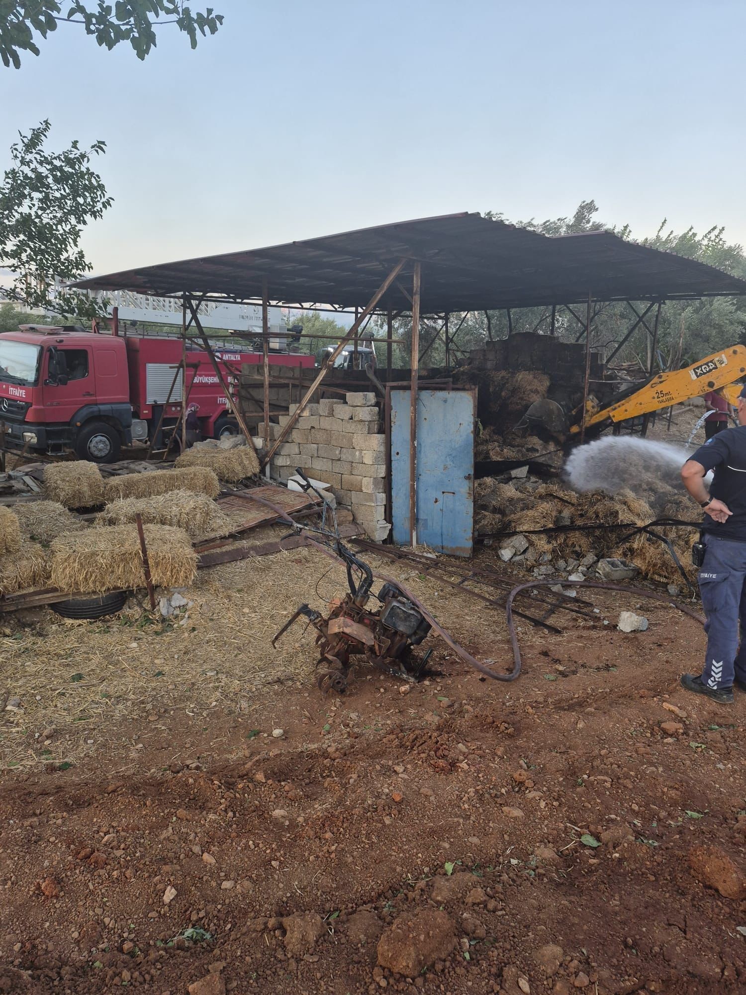 Traktor Bir Anda Alev Topuna Dondu Surucusuz Halde Hareket Ettigi Anlar Kamerada (4)