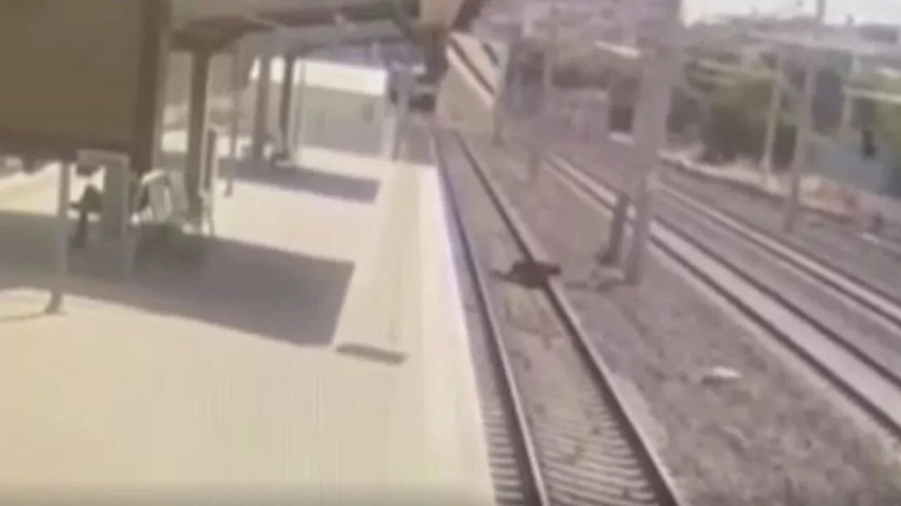 Tren Istasyonunda Korkunc Olay Doktor Tren Raylarina Atladi Hayatini Kaybetti-2