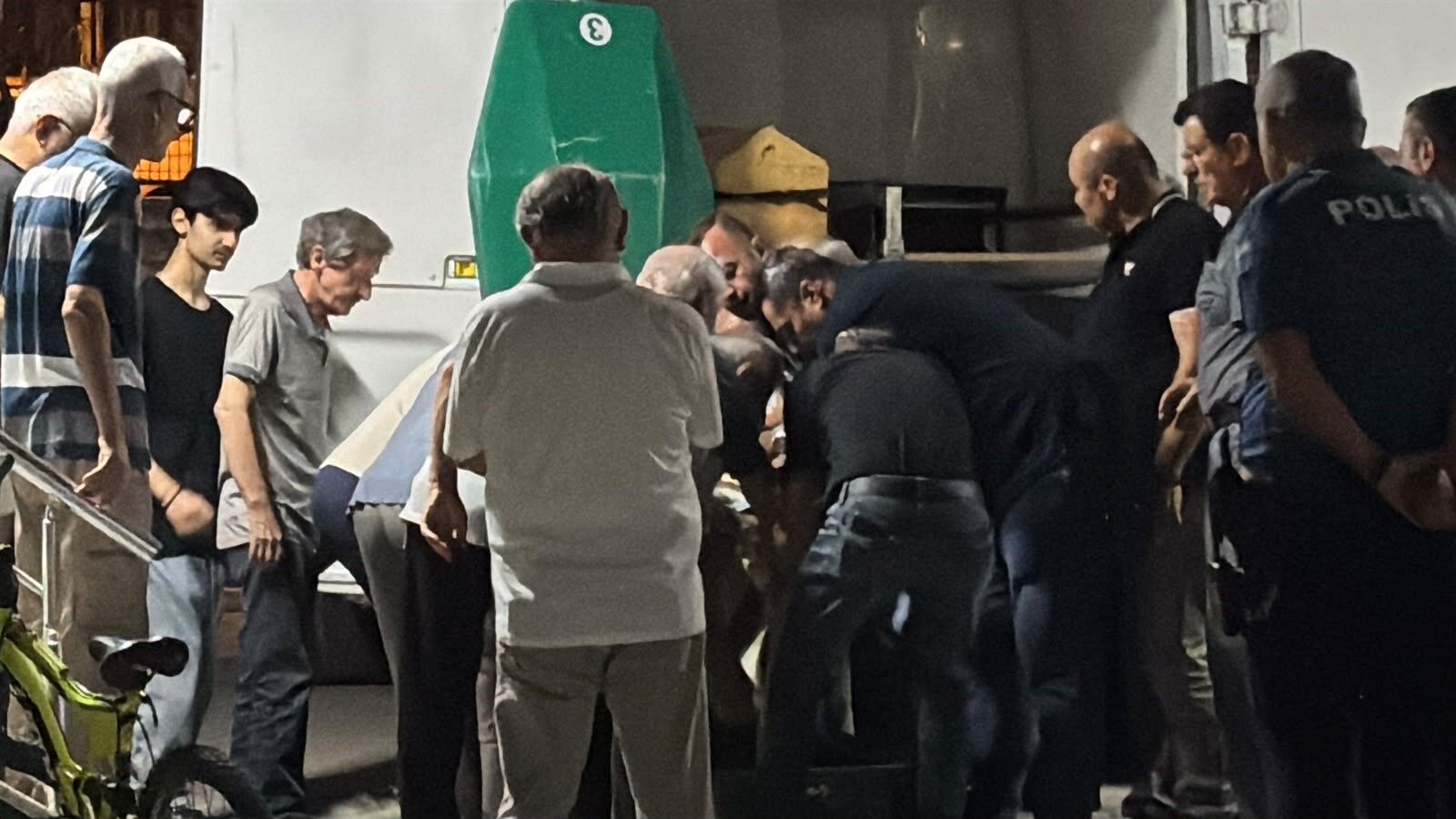 Yakınları Ihbar Etti, Acı Gerçek Ortaya Çıktı! Lavaboda Ölü Bulundu (4)