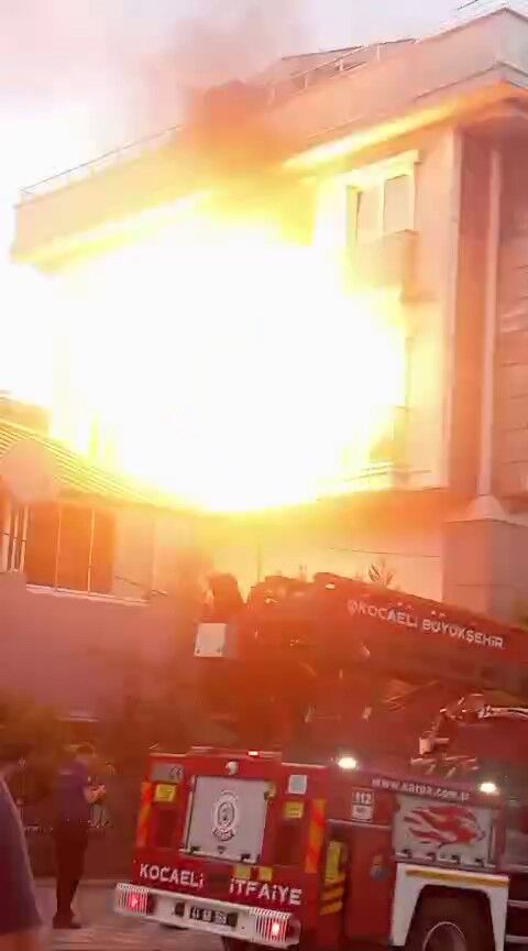 Yangin Sondurulurken Bir Anda Patladi Patlama Yuzlerce Metre Oteden Duyuldu (2)