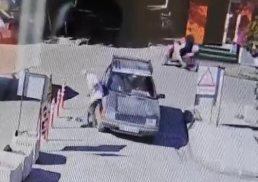Yasli Adama Carpip Arkasina Bile Bakmadi O Anlar Kamerada (4)