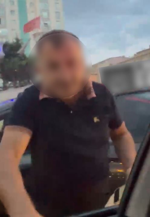 Yol Verme Kavgasi Otomobilden Inip Surucuye Saldirdi O Anlar Kamerada (2)